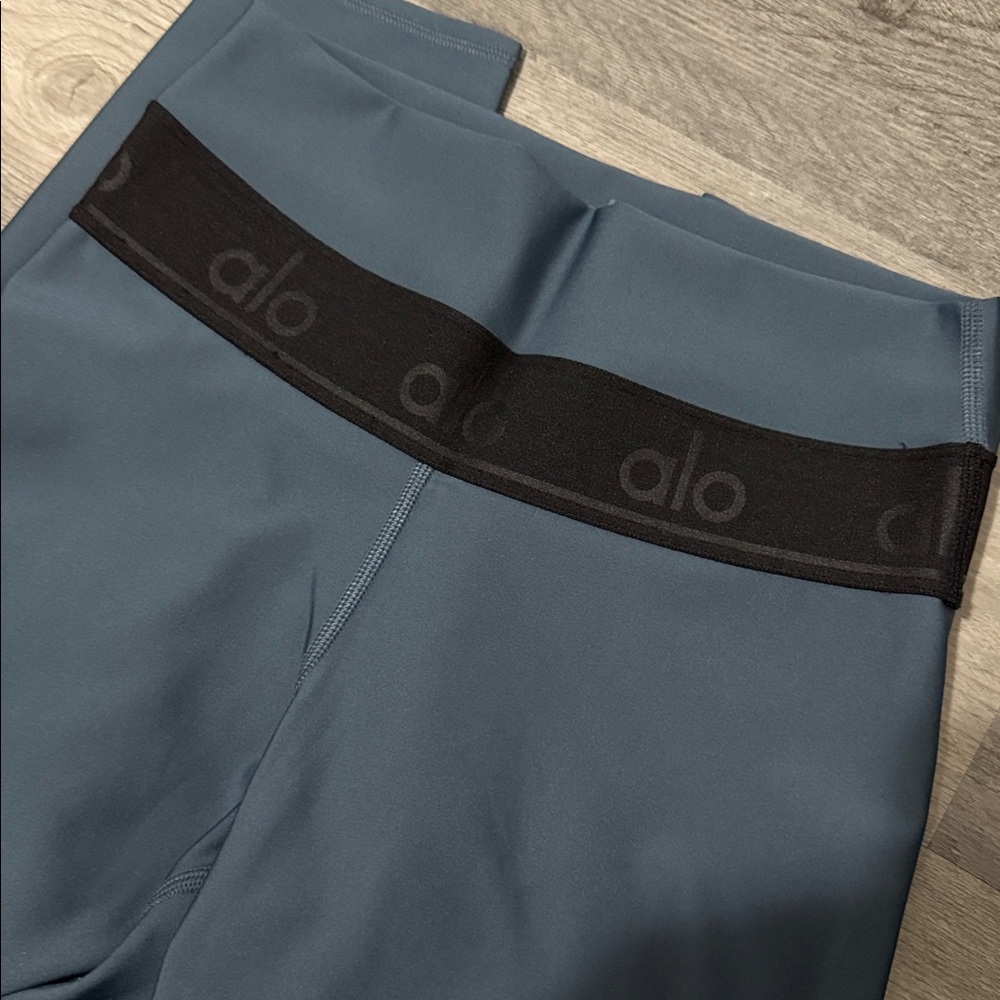 alo yoga - high-waist fitness capri - Picture 4 of 7